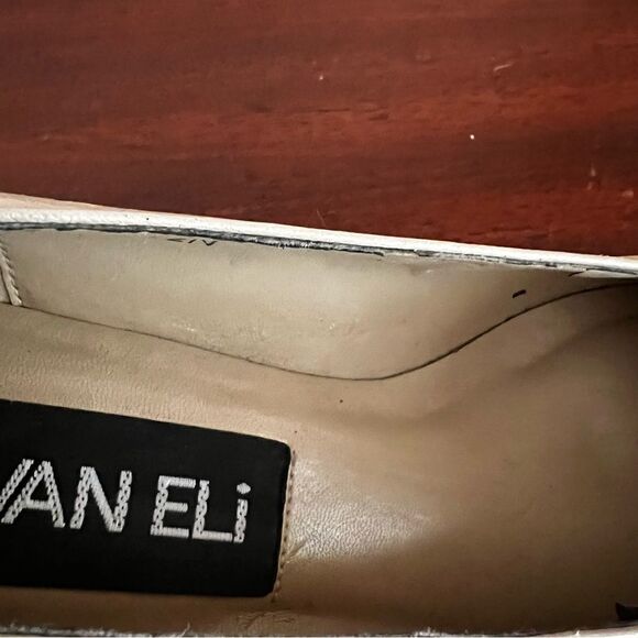 Vaneli Vintage Beige Leather Pumps. 2.5 Inch Stacked Heels. Size 6.5 Narrow - Picture 12 of 12